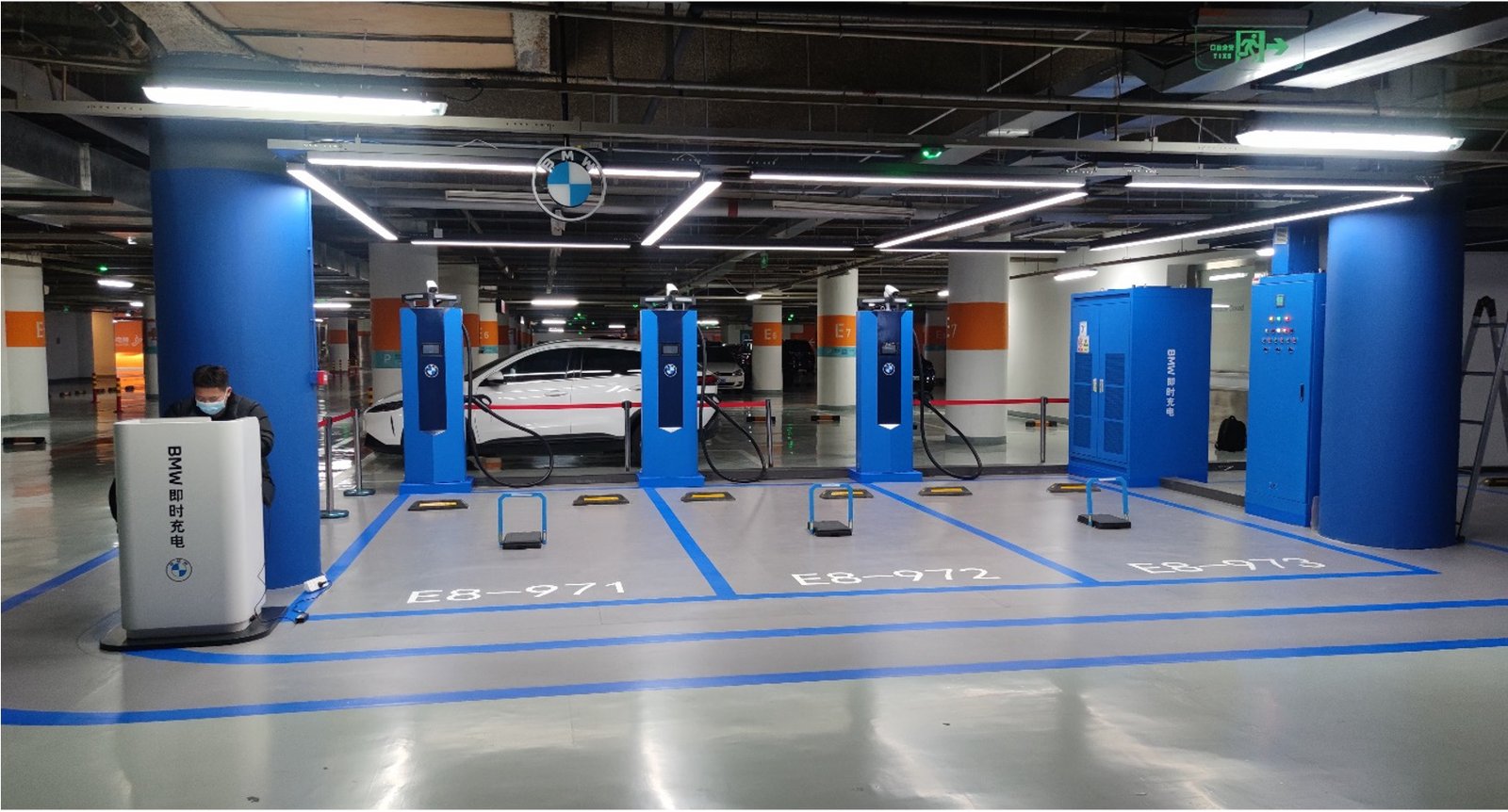 Plazas de carga de marca BMW en un estacionamiento subterráneo